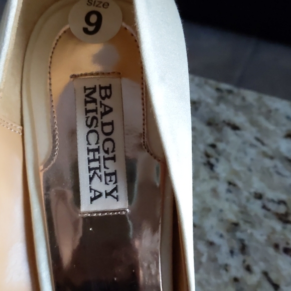 Size 9 Badgley Mischka Jeweled Cream Satin pumps. - Picture 4 of 6